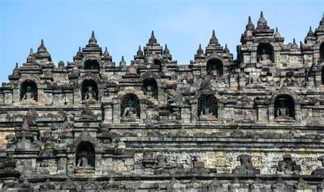 El Palacio del Cielo! Un Tesoro Incomparable de la Arquitectura Javanesa del Siglo XI