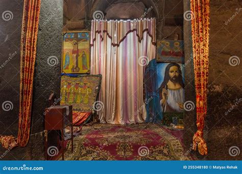  El Altar de la Iglesia de Medhane Alem: Una Danza de Colores y Símbolos Divinos