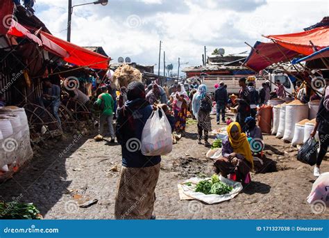  ¡El Mercado de Addis Abeba! Un caleidoscopio de colores y una ventana al alma etíope