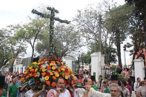  La Cruz de Germa una danza de colores sobre el oro y un canto a la devoción