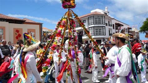  La danza de las flores: Una explosión cromática y una ventana a la cultura balinesa